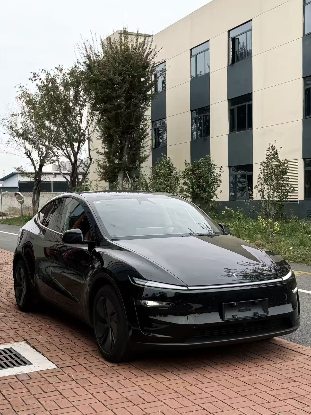 如果Model Y要停半个月以上，做好这几点保护车子。整车电量维持在40%到60%区间最合适，不要满电长期存放。关闭哨兵模式，减少耗电。停放在阴凉干燥的地方，避免暴晒。隔一段时间远程启动车辆，给低压电瓶补电。停放前清理车内食物垃圾，防止发霉招虫。轮胎胎压调到标准值，防止长时间静置造成轮胎扁点。重新用