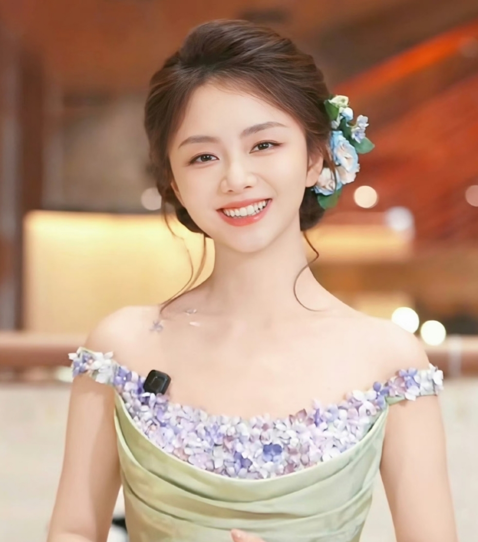 这下终于搞清楚了。

36岁的谭松韵之所以一直没结婚。

倒不是她自己对结婚没有想法，而是她一直忙于工作，没有时间想这些。

谭松韵在综艺里透露，原本是计划27岁结婚30岁前生娃，结果因为不断在工作，导致现在都36岁了，进度不带动的。

其实以她现在的收入应该够花一辈子了吧，是时候该停一停了，毕竟结