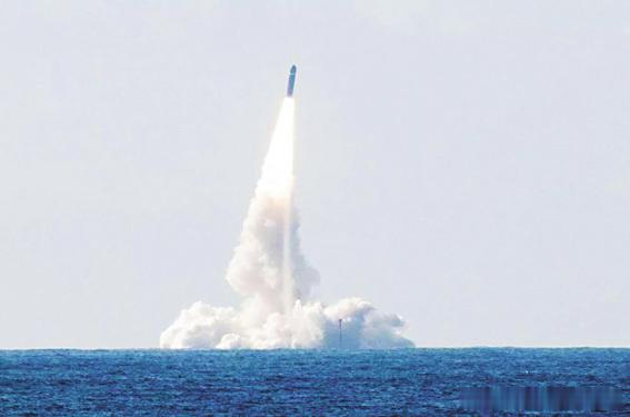 法国试射导弹  马克龙登舰观礼

法国海军今6日在布列塔尼菲尼斯泰尔外海，由核动力弹道导弹潜舰“警戒号”（Le Vigilant）首度试射M51.3潜射弹道导弹，总统马克龙登舰观礼。

法军表示该枚导弹未搭载核弹头，落点在北大西洋，距任何海岸数百公里。根据法国武装部队部说明，本次发射是为了验证该舰在长 ​
