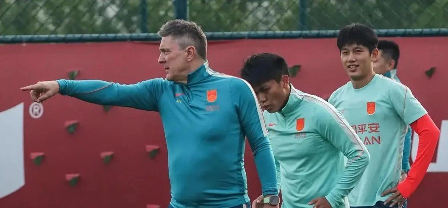 28年等一回！李昊扑点王钰栋世界波，U23国足点球4比3乌兹别克夺铜，徐彬首发争议中被安东尼奥赌赢了
第88分钟被乌兹别克斯坦打入绝平球的那一刻，丰田体育场的中国球迷看台安静得像被抽走了空气。两度领先，两度被追平，铜牌赛被拖进点球大战。而在120分钟之前，首发名单公布时评论区最刺眼的一条是：“徐彬首