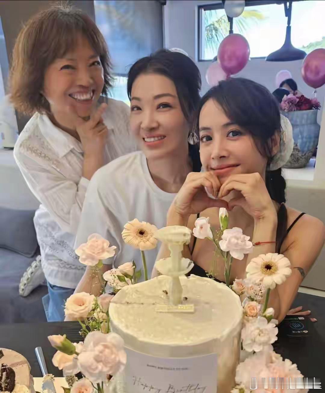 46岁蔡依林晒全家旅行！母女三人共用一张脸，活成女生理想模样！ ​