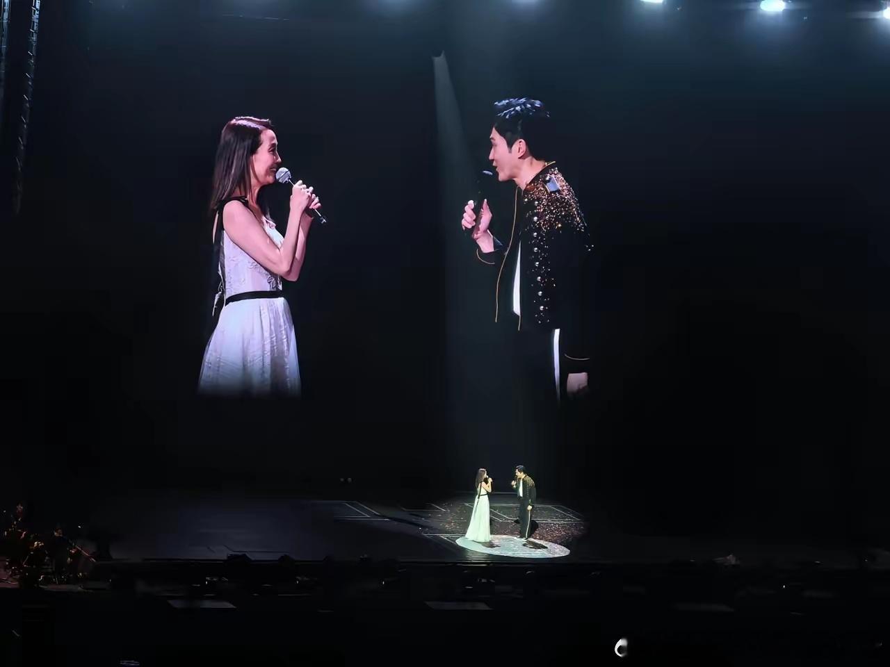 谁说旧爱重逢必是狗血纠缠？张智霖佛山演唱会，邀许秋怡惊喜登台，时隔 33 年合唱港乐金曲《片片枫叶情》。台上二人从容克制，分寸有度；台下袁咏仪、许秋怡丈夫静静见证，坦然微笑。不念旧情，只敬老歌；不造风波，只赴情怀。多少人困在爱恨里拉扯，他们却把过往轻轻安放。这何尝不是成年人最高级的体 ​