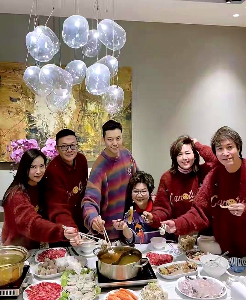 海风起时，阿那亚一家餐厅的露天楼台只铺着白布，几盘鲜果，人手一张卡片，连个夸张气球都没有。
陈伟霆、何穗给儿子办周岁宴，没媒体，没圈内好友，没网红，到场的全是双方至亲。

恋爱官宣没走程序，直接抱娃上场；被偶遇时常常素颜遛弯。
这一回依旧反着来，和娱乐圈惯性的炫富晒娃背道而驰。

也难免被质疑是“低