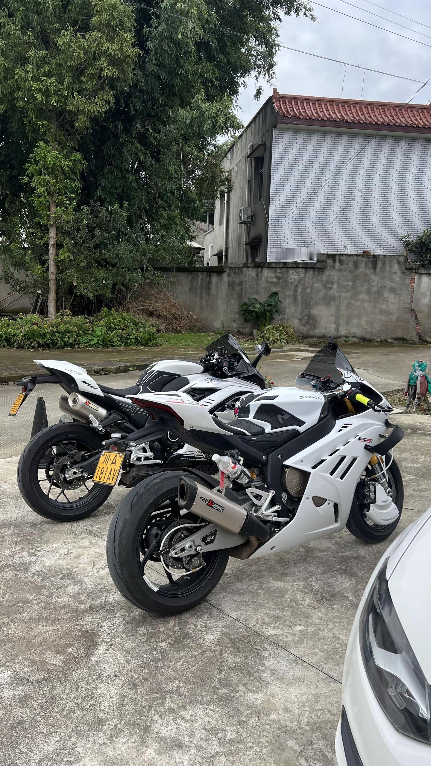 你们独骑的是不喜欢和陪伴吗？张雪820rr 春风500sr 摩托车 趁年轻骑仿赛
