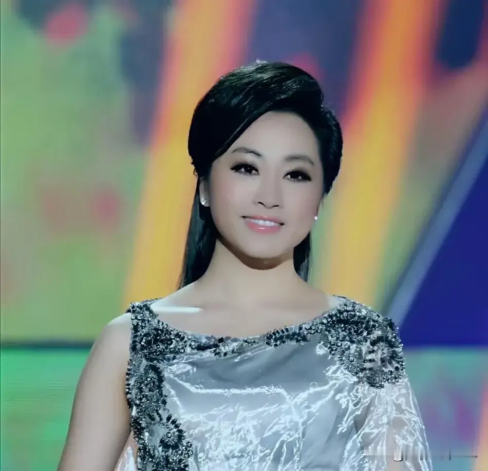这一位歌唱家，你是不是觉得有点眼熟，但叫不出名字。她长得比张也好看，是...