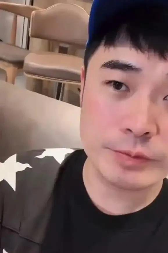 鹿晗素颜戴个毛线帽，空降陈赫直播间，张嘴就问福袋里的钻是不是真的。
陈赫正卖货，被这一句接一句“这真钻假钻啊”直接打乱节奏，憋不住来了一句：你要不要闭嘴。
俩人当场互怼，鹿晗还学陈赫带货那腔调，说太夹了。弹幕狂刷“老公”，鹿晗懵了：谁是你老公？反应过来补一句，叫鹿哥就行。
就这，直播间峰值18