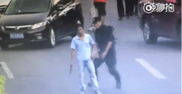 是时候再回顾一下这个经典瞬间了。你没看错，制服歹徒的是女特警，两个都是[喵喵] cr:江宁公安在线 ​​​