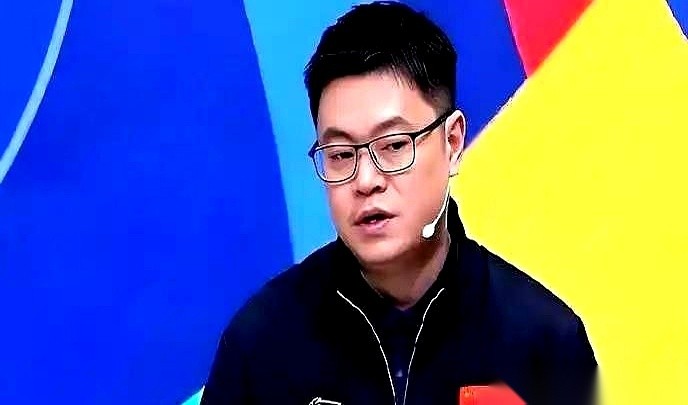侯英超在最近的一场直播里，直接把国乒在澳门冠军赛的真实意图给透了个底。
当时弹幕上飘过一行字，问陈垣宇、周启豪、黄友政这三个人去澳门，会不会直接“一轮游”。
老侯看着屏幕，一点没绕弯子：“说打进决赛不现实，他们这趟去，能和张本智和碰个面，就足够了。”
这话听着长他人志气，但把背后的账算明白，你会发现