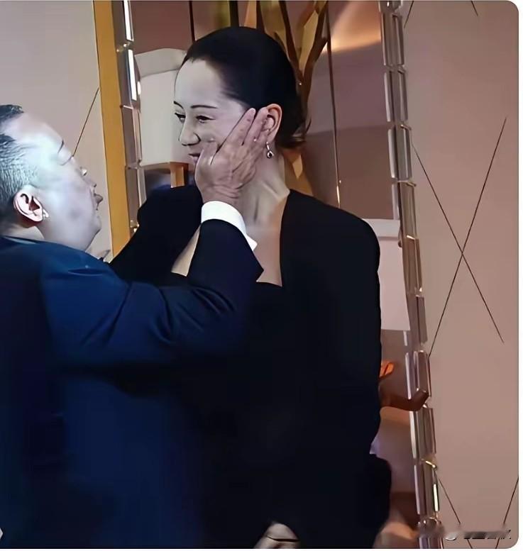 曾志伟抬手抚上海清的脸颊，海清没有躲开，这一幕实在让人摸不着头脑！
这是曾志伟和海清二人同框时发生的场景，曾志伟伸手触碰海清的脸颊，这般互动显然失了分寸，可海清始终面带笑意，没有推开这份逾矩的举动。
更让人费解的是，海清早已不是初出茅庐的新人，在圈内也闯出名气，难道早已站稳脚跟的她，还需要曾志伟这样