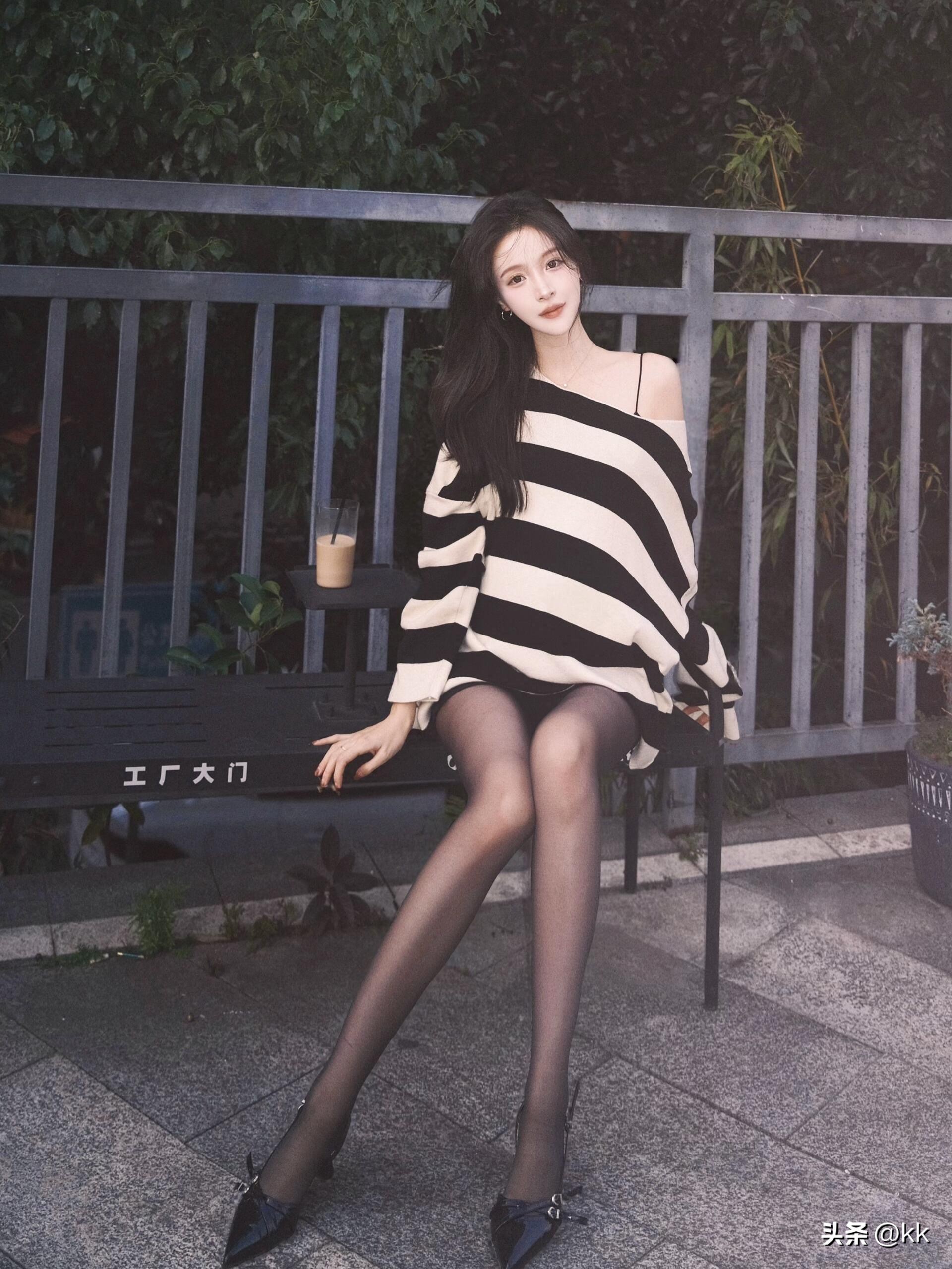 条纹衫+黑丝的“纯欲松弛感”被我玩明白了～ 宝子们！在“工厂大门”附...