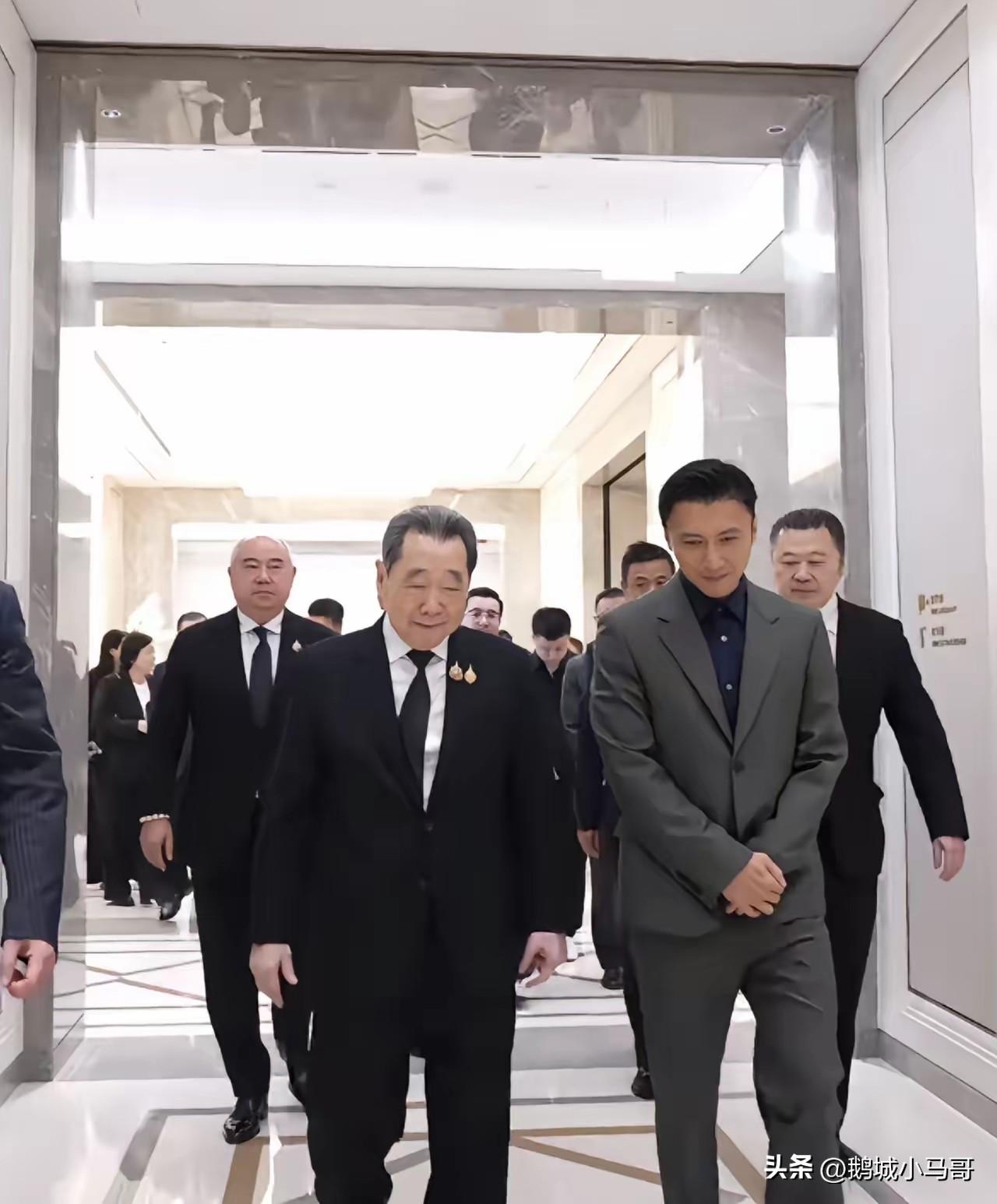 谢霆锋到泰国正大集团访问了，让我惊讶的不是谢霆锋受到了多么热情的接待，而是谢霆锋的眉毛，真是颇具特色！
 
不少网友细看现场画面，留意到谢霆锋属于垂眉，眉尾往下倾斜，辨识度很高。
 
谢霆锋此行属于商务对接，主要围绕锋味品牌，洽谈食品供应链方面的合作事宜。
 
网络上不少网友把关注点放在外貌细节上，