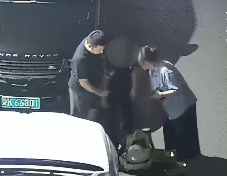 一眼定乾坤：便衣女警街头揪出67万赃包
俗话说，明枪易躲，暗贼难防。可再狡猾的狐狸，也斗不过好猎手。
9月11日，这起案件进入公众视野。谁能想到，破局的钥匙竟是一位女民警下班后的一个“多此一举”？
时间倒回8月26日夜晚。上海闵行老外街，人流如织。刑侦女民警姜峻结束一天工作，换上便装，独自散步放松。