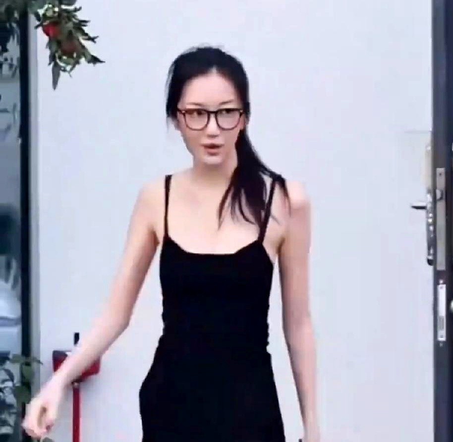 李嫣这走路姿势，晃眼一看还以为是王菲本人。

王菲的基因分配确实绝了：一个随了好嗓音，一个随了好身材。现在的李嫣身形修长，自带一股清冷又高攀不起的大小姐范儿，骨子里透着酷和个性。

当年王菲坚持不放弃她，多少人捏了把汗。如今看李嫣这状态，换做其他普通家庭，能把孩子养成这种底气吗？