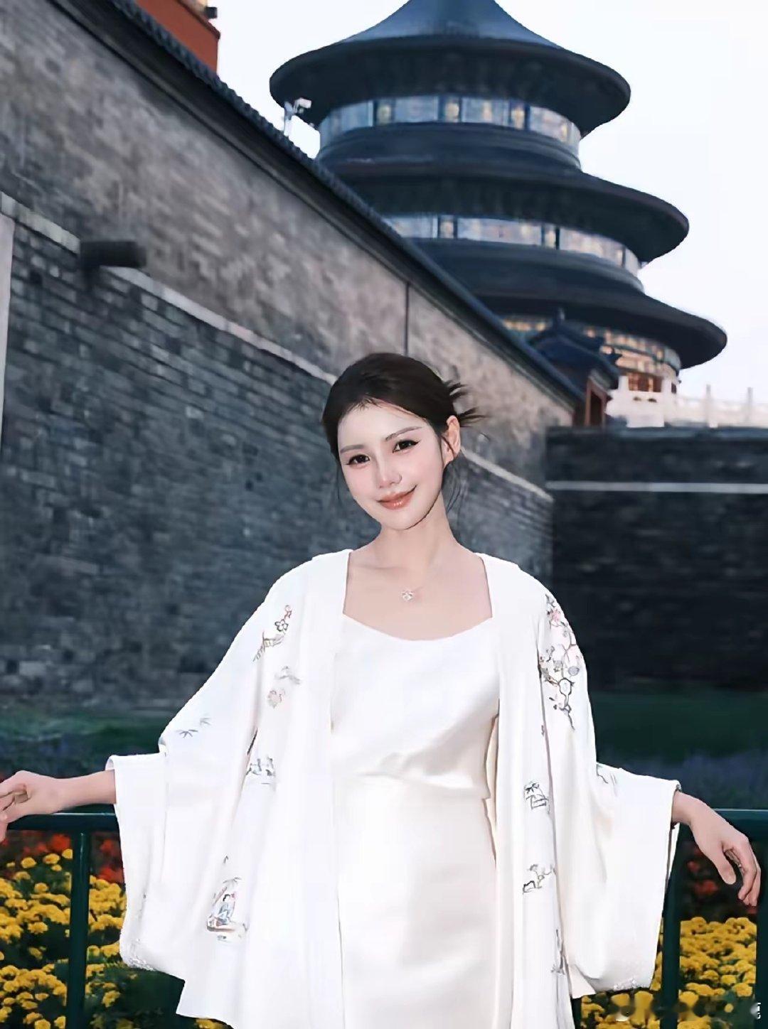 马筱梅一个人抱着7个月的汪宝儿去了天坛，汪小菲在广州出差没跟着！ ​