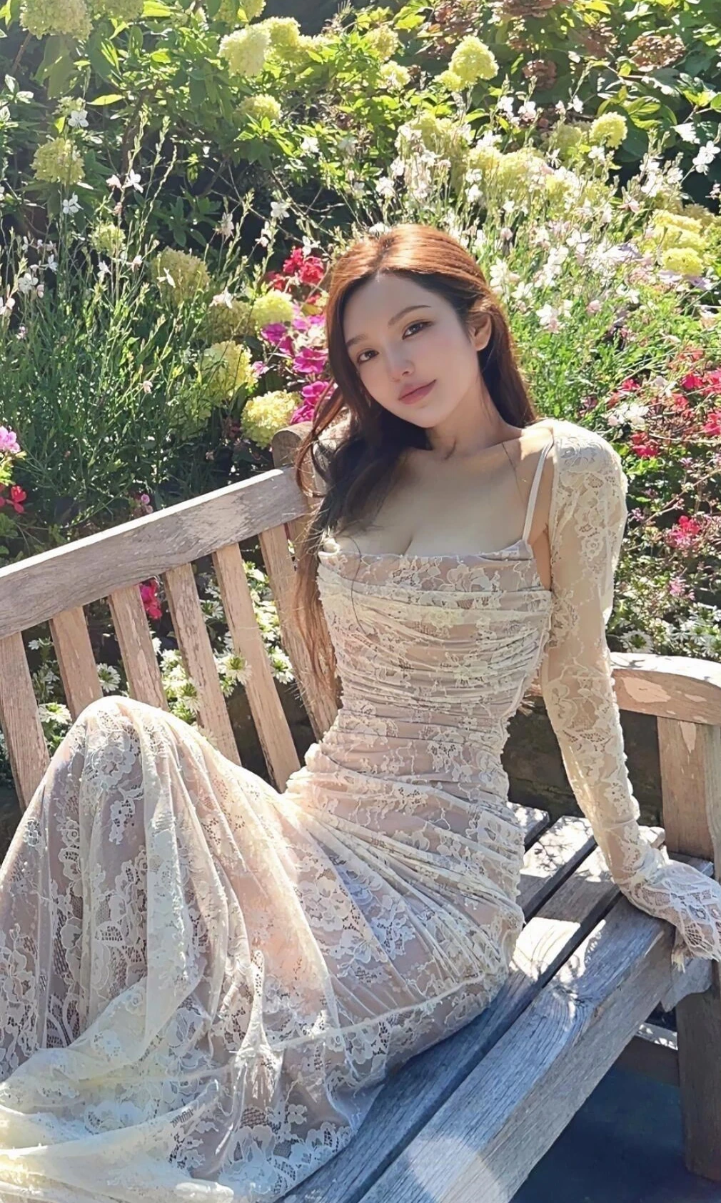 周扬青蕾丝裙穿搭超浪漫