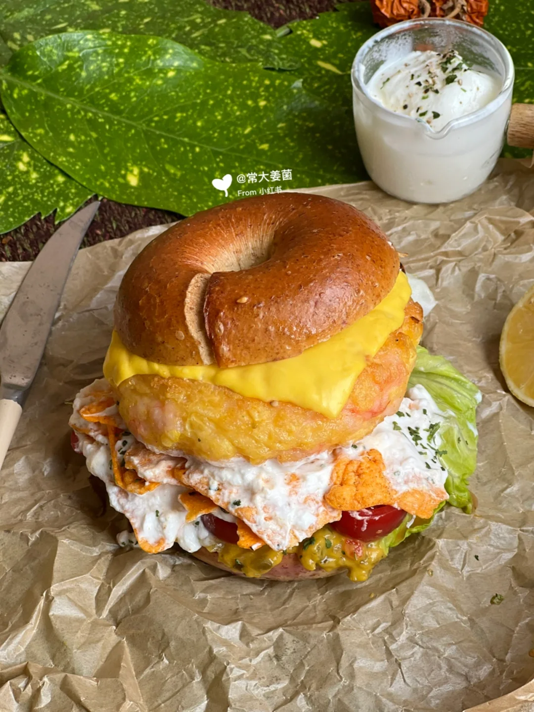 一口塞不下！！🦐🥒虾饼玉米片酸黄瓜贝果汉堡