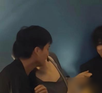 王菲居然因为两件小事，被骂真性情变没教养了？
前几天去音乐节给窦靖童站台，同行男性朋友对其他艺人有不当肢体接触，她没上前制止，后来开演唱会又把脚踩在前排椅背上，两桩事凑一块直接炸了锅。
说起来她这几十年一直都是这性子，不管外界骂啥夸啥从来都不回应，做公益捐钱连名都不肯留，从来就没顺着外人给的标签