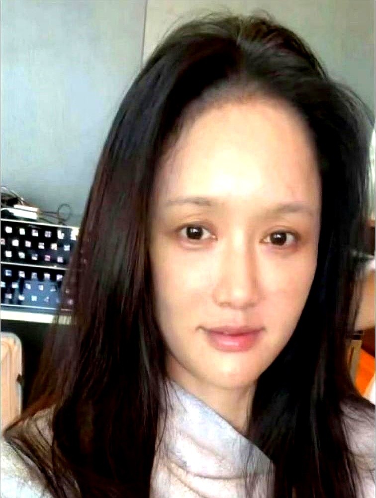 陈乔恩的素颜照，眉毛稀疏，发际线后退，黑眼圈藏不住，评论区炸了。

有人嘲讽她老了，女神滤镜碎一地。她倒好，直接在镜头前摊牌：什么年龄焦虑、容貌恐慌，全是节目组硬塞的剧本。

她说自己私下连今年几岁都懒得记，活得好好的，怎么一上节目就非得焦虑？

日子是自己的，皮肤松弛、长几根白发，又碍着谁了？非要