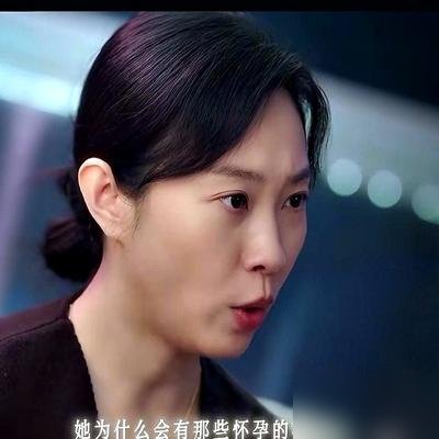 乔振宇这张脸演渣男，比真渣男还让人脊背发凉。
《美人余》里那个狄立人，表面温文尔雅，转头就算计老婆卢惠，假怀孕挑拨离间，一门心思奔着“吃绝户”去的。那眼神，笑着就把刀递出去了。
观众看得牙痒痒，不是恨角色，是太熟了。中年夫妻，枕边人一旦动起算计的念头，比外人狠十倍。
10月中旬剧情热搜没断过，