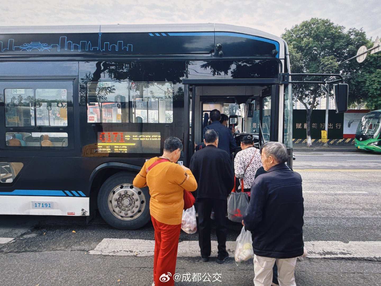 🎉G171路升级为#258驳运巴士#🚌
步行≤2分钟、候车≤5分钟、抵达≤8分钟！班次加密，候车时间大幅缩短。
想去龙潭寺赶场，龙潭寺下街菜市站下车直达，买菜出行更省心。
⏰运营时间：仅工作日 7:00-10:00#成都公交##便民服务# ​