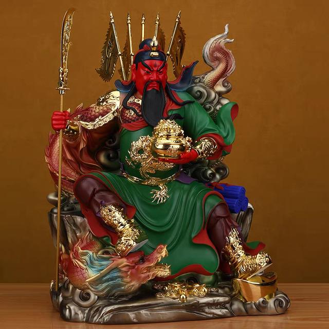 为什么关公既是武财神，又是护法？

很多人第一次看到关公像时都会疑惑：一个三国武将，为什么一边被当成“财神”供奉，一边又被佛道两家尊为“护法”？

其实，关公能拥有这么特殊的地位，靠的并不只是“能打”，而是他身上同时具备了中国人最看重的几种精神。

首先，关公为什么会成为“武财神”？

因为古人眼里