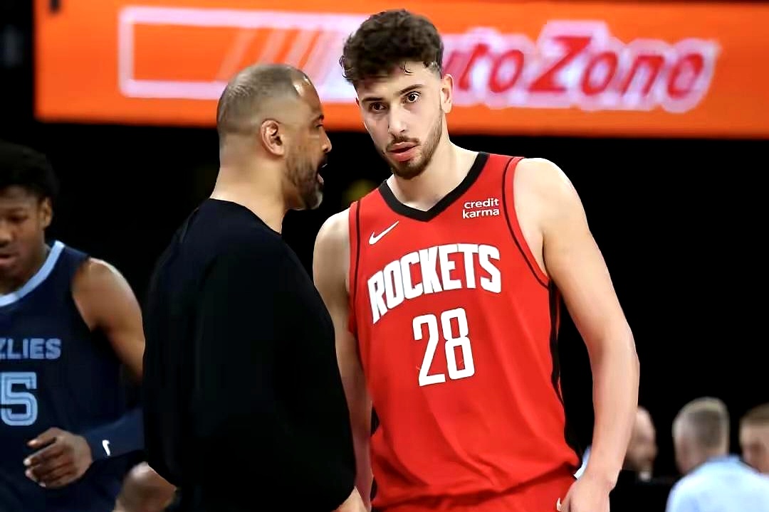 湖人队这替补席，真是个个上来就能打。    季后赛首轮打火箭，直接干了...