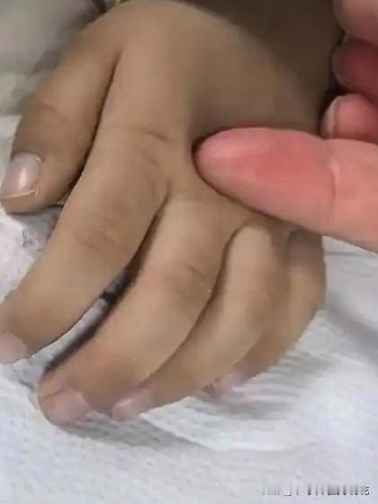 千万别再这么喂孩子！广东3岁男童常年吃隔夜菜，直接中毒进ICU抢救
 
真心劝所有家长看完！很多家庭为了不浪费饭菜，习惯把剩菜剩饭留到第二天热着吃，觉得彻底烧开就没毛病。殊不知，这个日常小习惯，真的能坑惨孩子。
 
广东顺德就发生了这么一件揪心的真人真事。当地一所幼儿园里，老师日常照看孩子时，一眼发