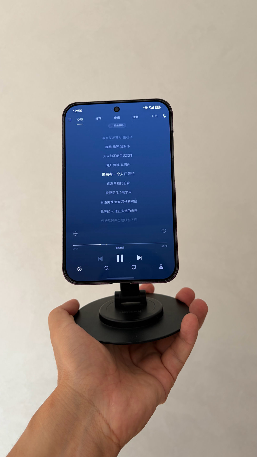 ai终端～

iPhone+豆包没办法无感唤醒和内容显示～

Siri又太笨蛋了…

HomePad+显示屏，能有什么大体验呀…

能想到的就是Apple Music～ ​