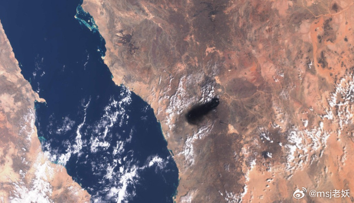直新闻：陈先生，沙特输油管道被炸，也门胡塞武装拿下曼德海峡关键岛屿，专门封锁沙特油轮，是否意味中东能源通道被封？面对沙特的求助，特朗普为何不伸援手？

　　特约评论员 陈冰：沙特东西向的石油管道被炸，且没有重新开通的时间表，意味着中东国家的石油出口，只能看霍尔木兹海峡了。而胡塞武装 ​