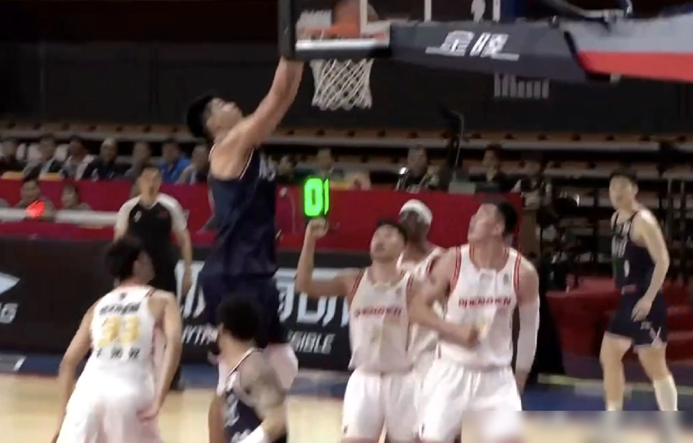 半场输20分，全场被死敌按着打，结果广州队居然躺着进了季后赛，你说气不...