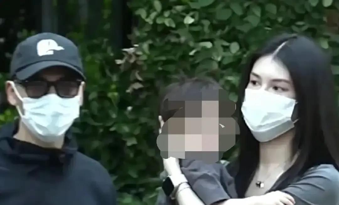 说句实在话，娱乐圈里天天高调秀恩爱的往往散得快，反倒是那些闷声过日子的最踏实

谁能想到平时在屏幕上酷拽帅气的陈伟霆，私底下竟然是个围着老婆孩子转的超级奶爸

最近有人在医院停车场偶然撞见了他和何穗一家三口

没有前呼后拥的助理，也没有大张旗鼓的排场，低调得差点让人认不出来

陈伟霆把自己裹得那叫一