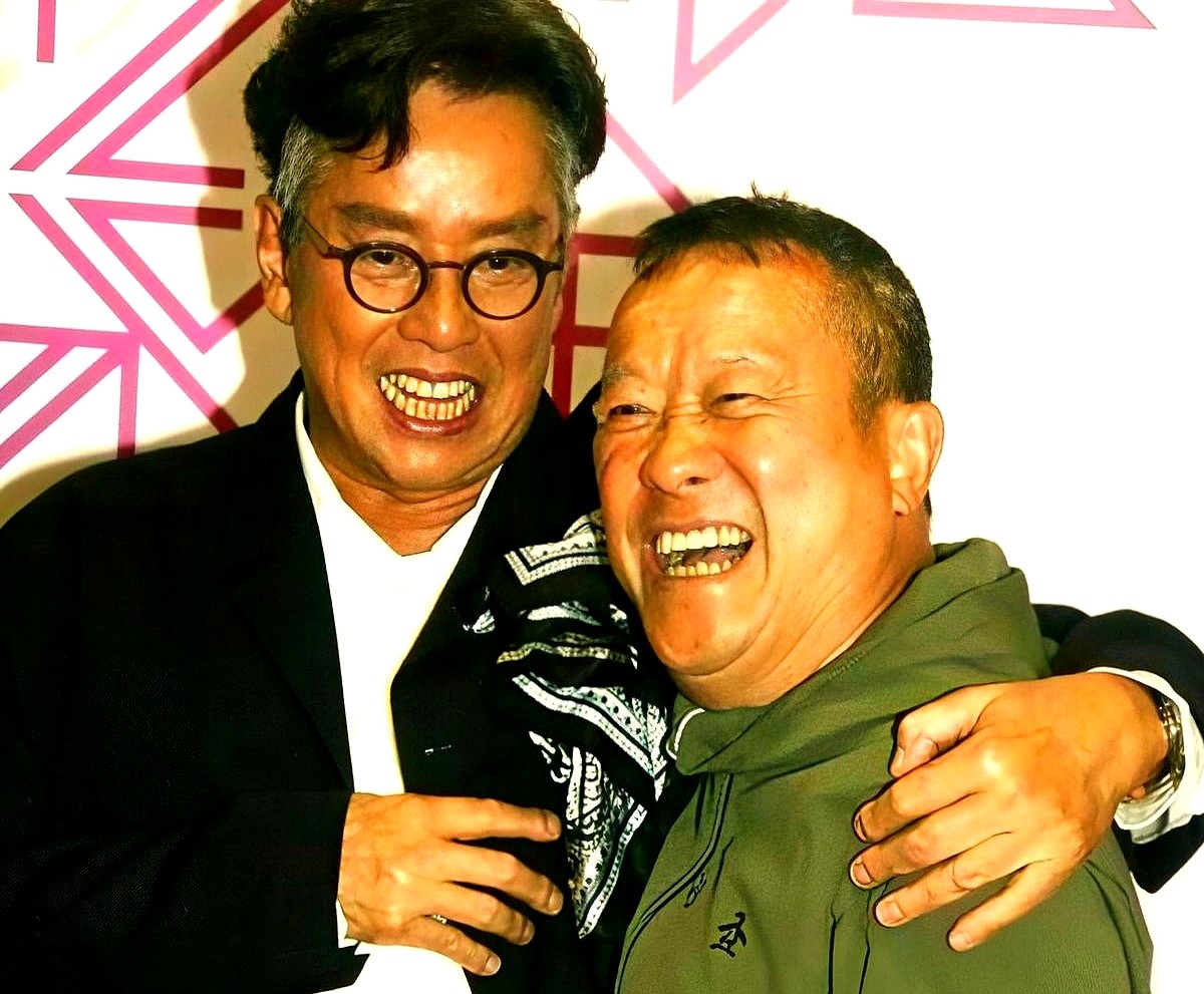 当年谭咏麟放了曾志伟鸽子，两人大吵一架，整整四天没通电话。

原本每天早晚都要联系的两个人，就这么僵住了。当时谭咏麟红得发紫，身后是唱片公司的饭碗，算的是商业账；曾志伟要面子讲义气，算的是人情账。哪怕梅艳芳仗义救场，谭咏麟还是坚持不去。

冷战到第四天，曾志伟在马桶上想通了：犯不上为这事绝交。他给自
