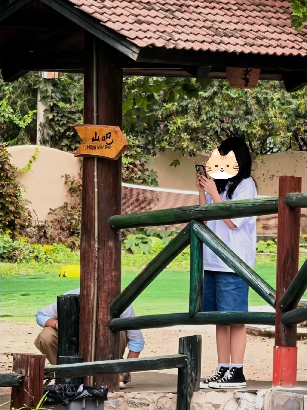 #汪小菲儿女回北京过中秋# 有网友偶遇汪小菲带儿女小玥儿小霖霖出游，孩子们这是一起回北京过中秋了，小玥儿居然已经这么大了[拜托]#偶遇汪小菲带小玥儿小霖霖出游# ​