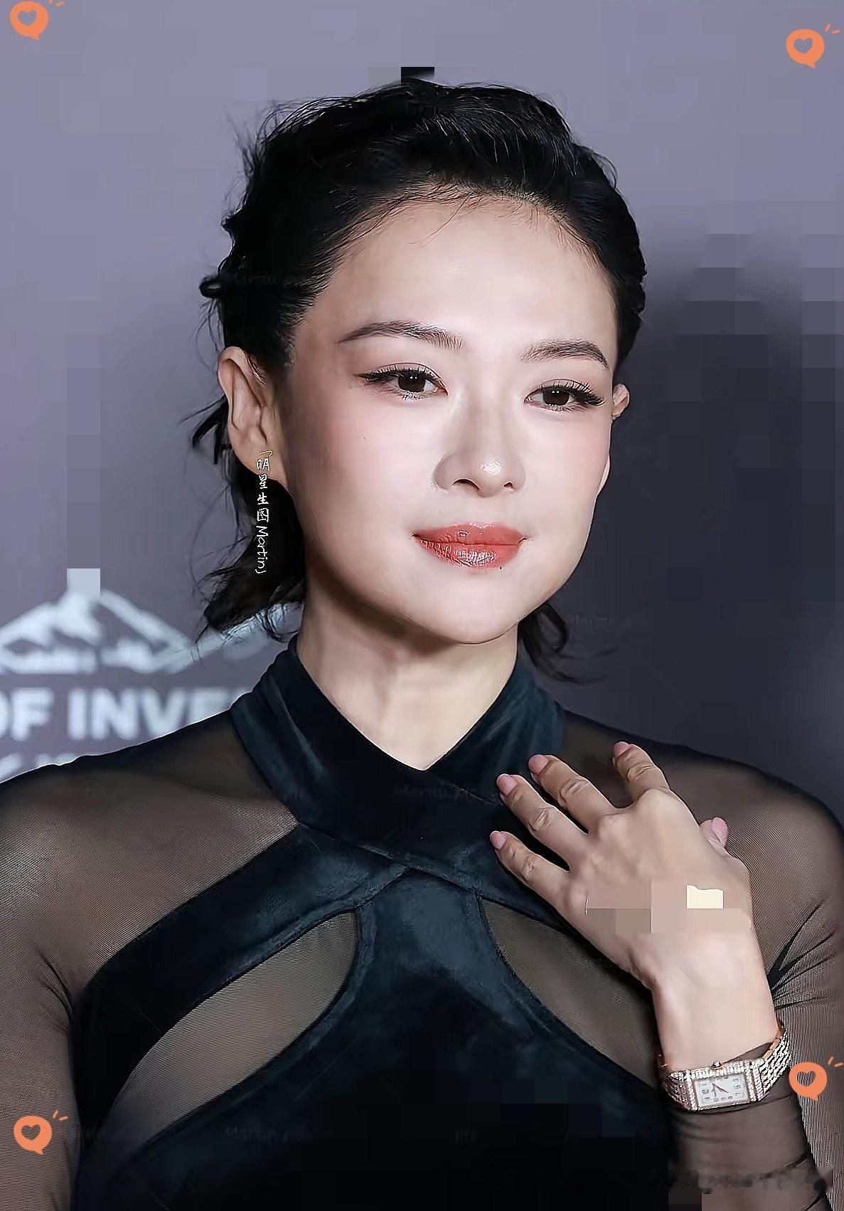 昨晚心情最复杂的估计就汪峰了，
不是章子怡有了新恋情，
也不是她又美出新高度，而是47岁的章子怡虽然单身，却活得比之前更漂亮、更笃定了！
 
离婚之后，章子怡不再被婚姻束缚，事业稳步推进，同时用心陪伴两个孩子成长。
 
近期公开露面的画面当中，她神态松弛自信，身上少了往日紧绷的压力感。
 
不少网友