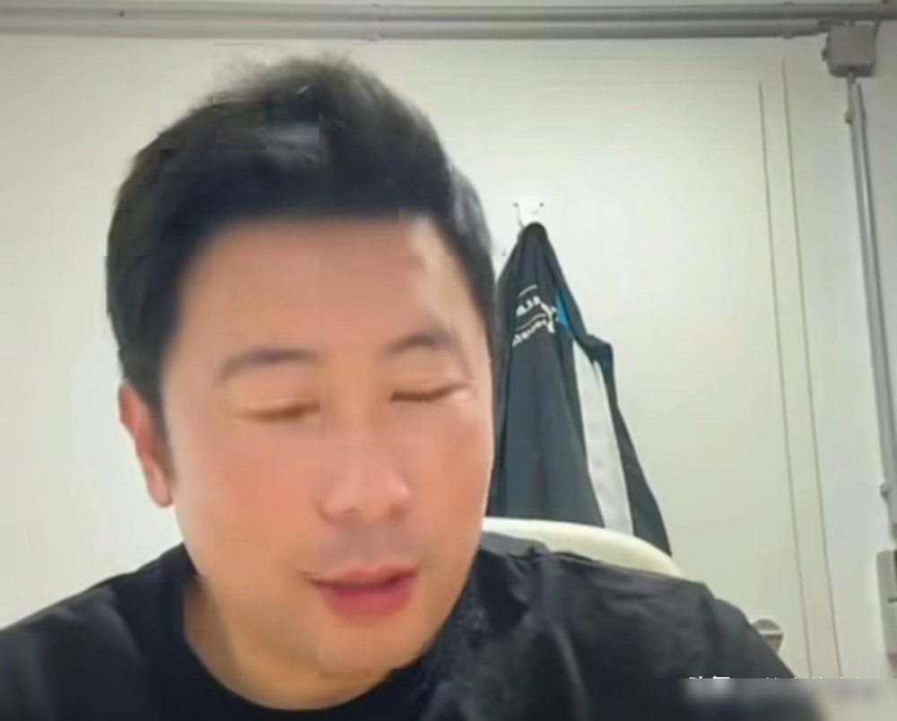 王曼昱这次打张本美和那么好，张本以后还会在变？雷洋教练一句话点透：张本美和手里已经没新东西了，王曼昱的综合能力摆在那，谁来都一样。
这话听着狂，可翻翻王曼昱这半年的底子，一点不虚。
她刚经历了两个多月的伤病休整，封闭集训里七成时间在搞物理治疗和机能恢复。到了名古屋，女团、混双、女单三线连轴转，一