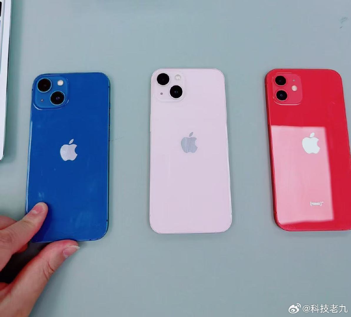 iPhone 12 红色 、iPhone 13 256G 蓝色 和 粉色 ，库房里找出来的，看看喜欢哪个 ​