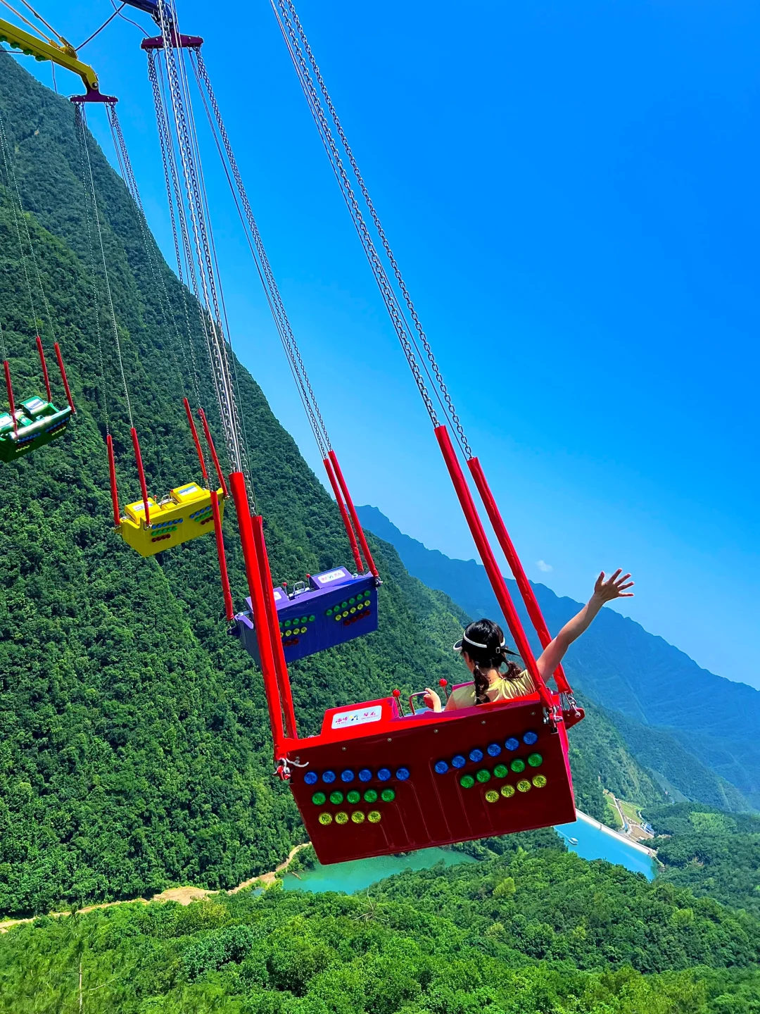 第一次在山野游乐园里荡秋千真的太刺激了‼️
