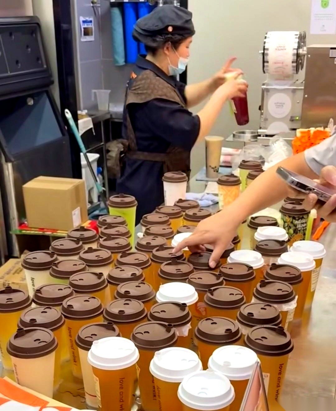 阿里千问砸30亿请客，这事儿刚出来，朋友圈就裂成了两半。 一边，是狂晒...