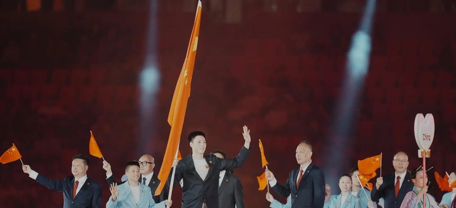 射击破世界纪录铁三拿亚运首金，游泳一晚再扫六金，女排22天后又碰泰国，张博恒带伤冲全能，18金里中国最多能抢14块
盛李豪、张常鸿、马思涵三个人站在射击位上，打出的总成绩是1899环，直接把世界纪录线给抹了
这不是什么“正常发挥”，这是把亚洲射击的竞争门槛抬到了别人连影子都摸不着的高度
盛李豪资格赛