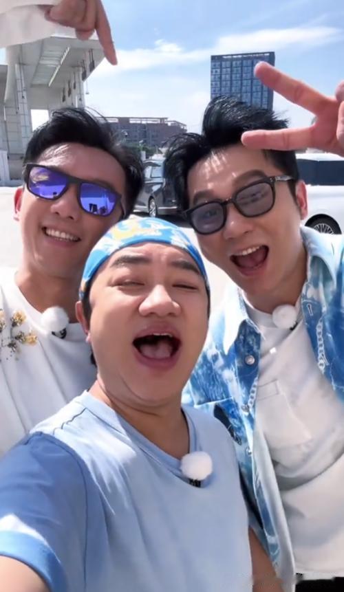 《头巾一戴，八年就没了：王祖蓝回跑男，李晨郑恺愣住的那一秒，我们也愣住了》

追星的人，最怕什么？最怕“物是人非”。

你追了很多年的节目，人换了一茬又一茬。你曾经熟悉的那群人，散了，走了，各自奔前程了。你还在看，但心里清楚，那个味道回不来了。你不再奢望“重聚”，因为你知道成年人的世界，散了就是散了