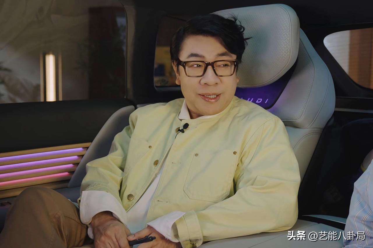 “高情商”人设崩塌？蔡康永这次真的“翻车”了
蔡康永，那位以“高情商”著称的主持人，这次真的“翻车”了。
10月4日，台媒镜头捕捉到64岁的他，出现在被国台办点名的“台独”顽固分子沈伯洋的竞选造势现场。画面里，他一身橘粉色衬衫，帽子和口罩遮得严严实实，手里却握着活动的旗帜和加油棒，稳稳坐在台下贵宾席