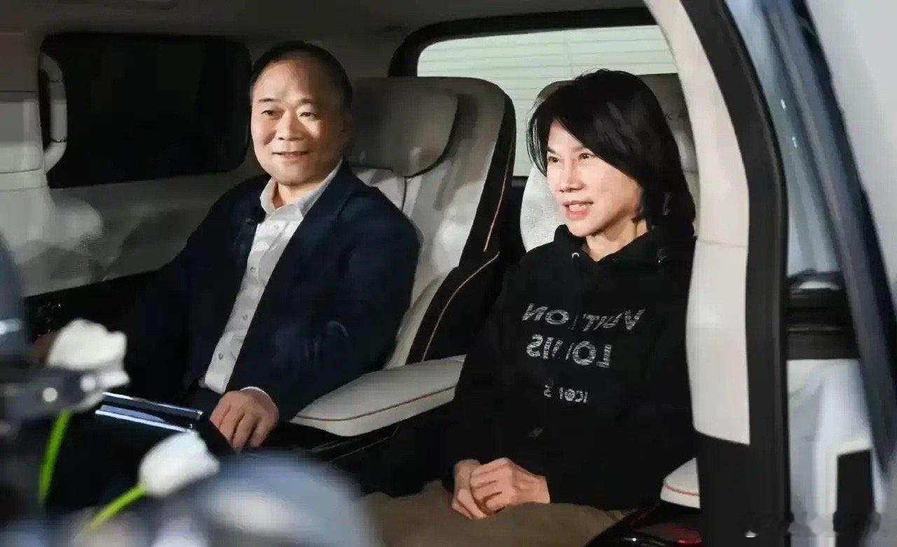 董明珠与李书福两大实业大佬，如今做出一件高度趋同的事：下场办学校。很多人好奇，实体企业扎堆办学，究竟是真心育才，还是另有所图？
 
早在上世纪末，李书福就布局企业办学，吉利学院、三亚学院两所民办本科，外加湖南吉利汽车职院，多年定向输出汽车行业技术人才。今年董明珠也紧随其后，珠海格力 ​