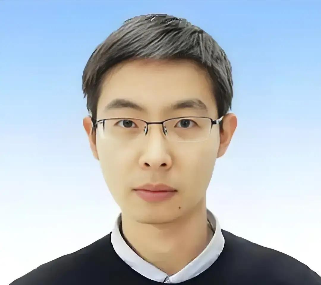 实践证明，很多天才都倒在了英语上！宇树科技创始人王兴兴曾说，他在考研时，报考浙江大学，最后总分达到了，可英语太差劲，被调剂去了上海大学！甚至在整个高中阶段，他英语都只及格了3次！

高二那年夏天的英语课上，王兴兴把试卷折成了纸飞机。同桌用胳膊肘碰了碰他，他回过神，看见讲台上老师正盯着他。

“第23