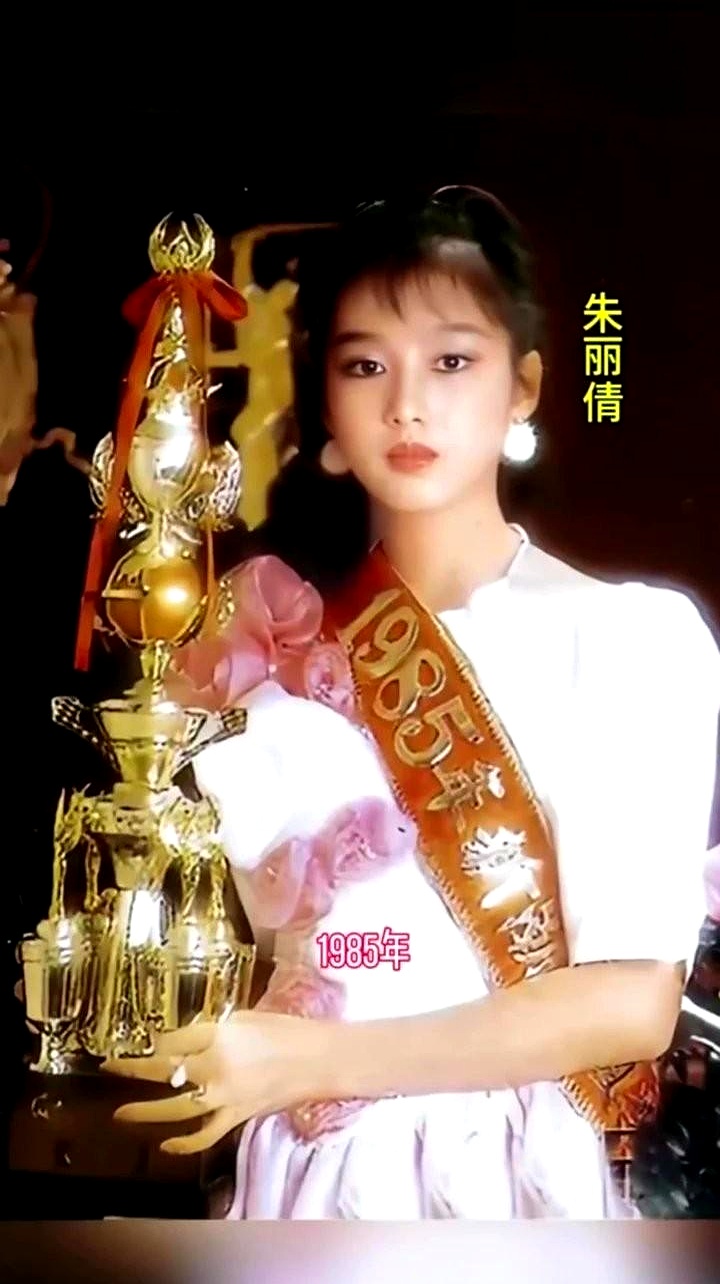 结婚十多年头一次私下逛街被拍，竟然不是靠脸，而是靠侧面轮廓认出来的
 

10月18号那天，刘德华和朱丽倩两口子在香港半岛酒店让人给撞见了
 

说来也逗，路人压根不是一眼瞅出天王，反倒是先盯准了华嫂那张熟悉的侧脸，这才顺藤摸瓜发现旁边裹得严严实实的刘德华
 

真叫人啼笑皆非，网友忍不住直犯嘀咕，