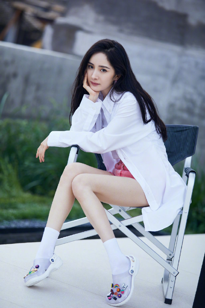 杨幂“腿精”实锤！逆天长腿性感爆表！满屏的视觉暴击，一眼沦陷！一双白皙笔直的大长腿匀称修长，比例优越到犯规。紧身剪裁勾勒出盈盈一握的细腰和傲人丰满曲线，沙漏型身材又纯又欲。举手投足间尽是成熟御姐的万种风情，性感与高级感并存，这极品状态谁能顶得住？高清美女 杨幂 性感 身材