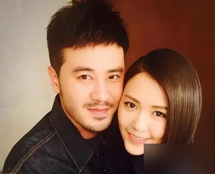 谭维维的老公被骂软饭男骂了好几年，直到有人扒出她家俩娃的接送记录，全是一个人签的字。
陈亦飞，《莽荒纪》之后基本就没了影。不是没人找他拍戏，是他自己把剧本推了，回家当全职奶爸。俩龙凤胎，从幼儿园到兴趣班，风雨无阻，全是爹在跑。谭维维呢？音乐剧巡演、春晚、通告，一年到头不着家。
当年上节目，谭维维