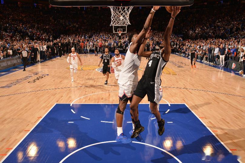 NBA总决赛G4，尼克斯主场107-106战胜马刺，总比分3-1拿到赛...