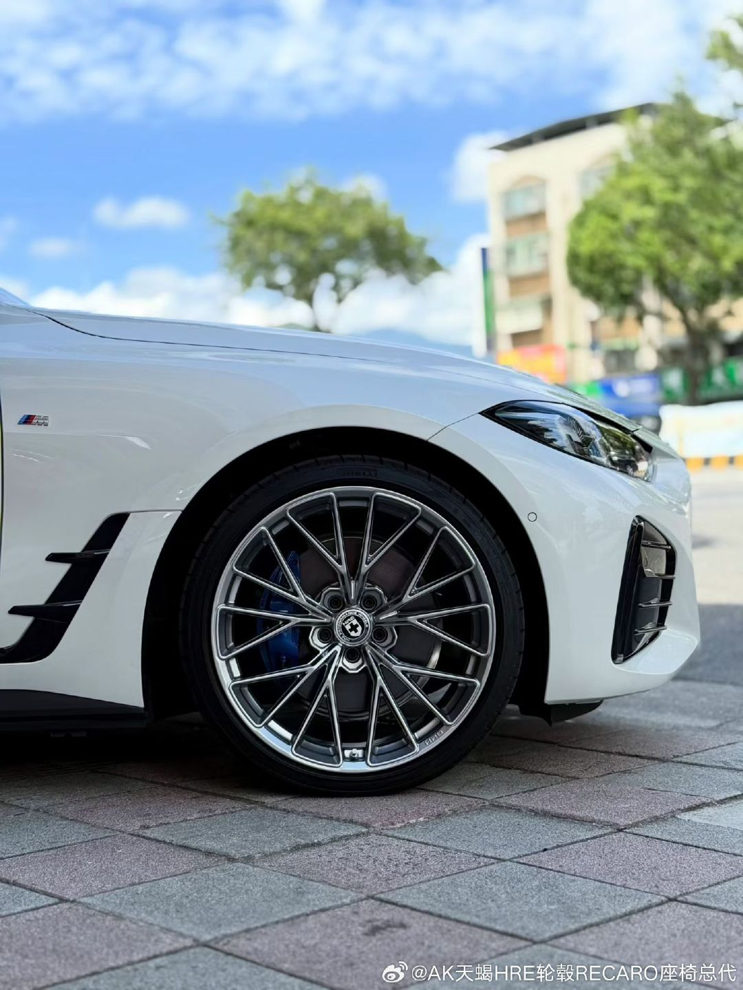 BMW i4 换上20寸 HRE FF28 旋压轮毂。十辐流线利落，纯电轿跑姿态拉满，静是格调，动即蓄势出发。 #改装##改装车##汽车改装##汽车改装资讯# ​