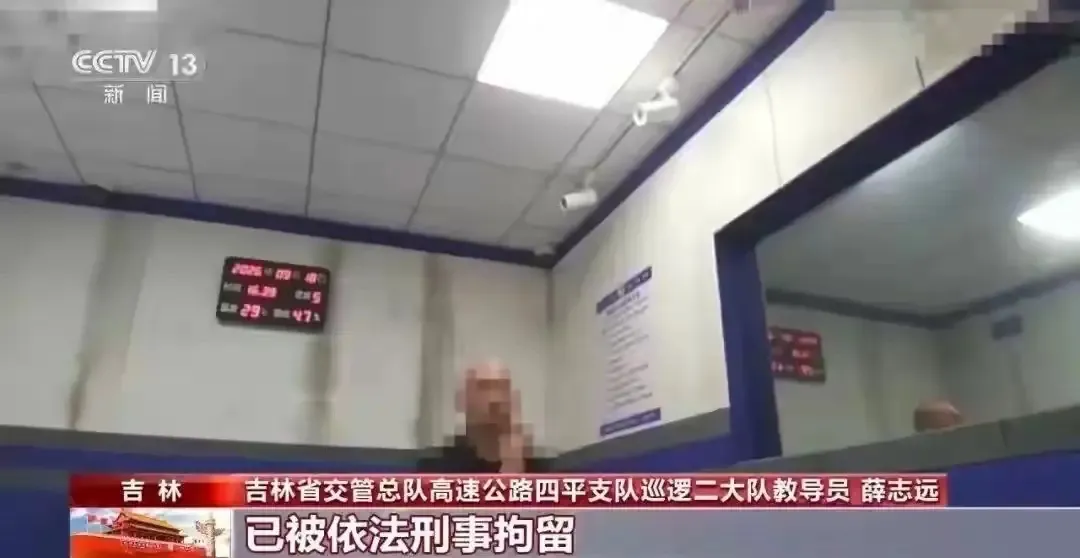 自己作死别拉上全车人命！男子高速长距离逆行，关机逃责还装傻：我不知道违法
真的怒了！最自私、最致命的马路杀手，就是这种心存侥幸、漠视他人生命的司机！


高速车流滚滚，速度极快，逆行相当于迎面埋一颗不定时炸弹，稍有不慎就是连环相撞的重大车祸，一车人的安危都悬在一线。
 

这名男子在高速长距离逆行，