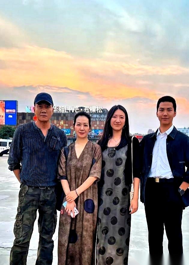 胡军一家四口现身五棵松看音乐会。
这四口人过往极少有全员到齐的公开露面。
妻子卢芳与一双儿女九儿、康康挑了极度简约的衣服留在这张有落日余晖当背景的合影里。
很多人看惯了网上的明星出街图，总觉得公众人物带着家里人出门，要是不动用团队精心搭配一番，都显得不够体面。
可是你扒开五棵松这通行程的细节看看。